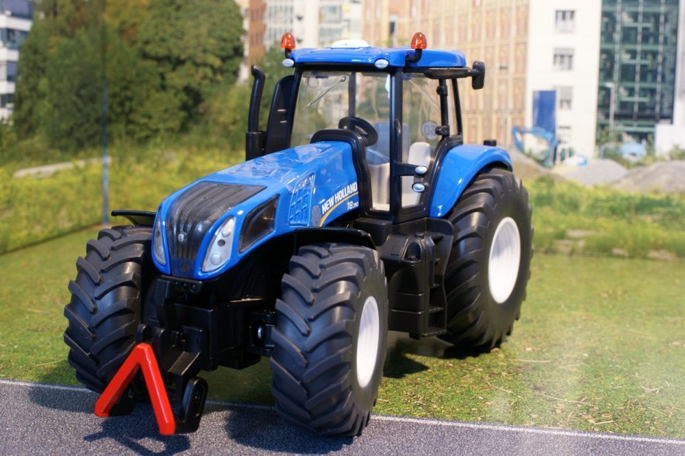 Модель трактора New Holland, синий, 1:32  